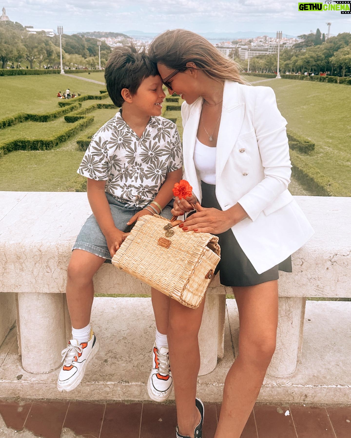 Ana Rita Clara Instagram - 𝙑𝙞𝙫𝙖 𝙖 𝙇𝙞𝙗𝙚𝙧𝙙𝙖𝙙𝙚🌹 Desde cedo a explicar ao Caetano o que representa o dia de hoje. O que foi o 25 de Abril e a celebração actual dos seus 50 Anos. O que é podermos hoje dizer e fazer o que queremos, o que foi a censura na altura e a limitação social e individual, o que tantos sofreram para que pudéssemos hoje viver em democracia. O que foi a revolução dos cravos (sem uma única gota de sangue derramada) e o seu poder no mundo. Falar sobre o que é Ser Livre, ter Liberdade (respeitando o outro naturalmente), mas sobretudo ter coragem e ar para voar até onde quisermos. E termos Amor à Liberdade. E fomos para a rua, para esta “Festa da Liberdade”. Foi lindo ver tantas pessoas, famílias, crianças, portugueses e não só, unidos na celebração desta Paz e Liberdade. E que nunca nos esqueçamos de ter voz. E sabermos que os nossos filhos são o futuro do País e do Mundo. 25 de Abril. Sempre. • • #ARC #AmoràLiberdade #25deAbril #50Anos