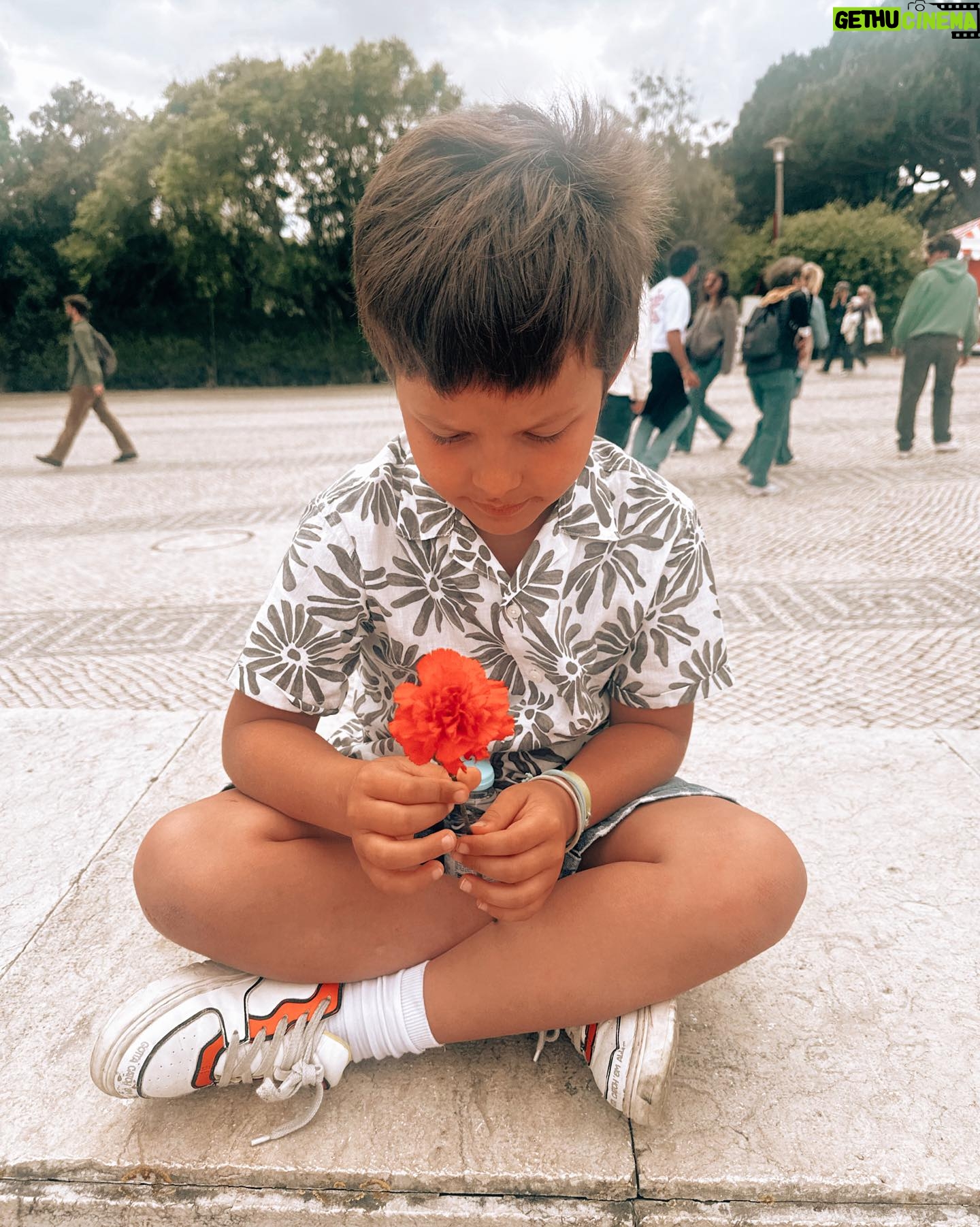 Ana Rita Clara Instagram - 𝙑𝙞𝙫𝙖 𝙖 𝙇𝙞𝙗𝙚𝙧𝙙𝙖𝙙𝙚🌹 Desde cedo a explicar ao Caetano o que representa o dia de hoje. O que foi o 25 de Abril e a celebração actual dos seus 50 Anos. O que é podermos hoje dizer e fazer o que queremos, o que foi a censura na altura e a limitação social e individual, o que tantos sofreram para que pudéssemos hoje viver em democracia. O que foi a revolução dos cravos (sem uma única gota de sangue derramada) e o seu poder no mundo. Falar sobre o que é Ser Livre, ter Liberdade (respeitando o outro naturalmente), mas sobretudo ter coragem e ar para voar até onde quisermos. E termos Amor à Liberdade. E fomos para a rua, para esta “Festa da Liberdade”. Foi lindo ver tantas pessoas, famílias, crianças, portugueses e não só, unidos na celebração desta Paz e Liberdade. E que nunca nos esqueçamos de ter voz. E sabermos que os nossos filhos são o futuro do País e do Mundo. 25 de Abril. Sempre. • • #ARC #AmoràLiberdade #25deAbril #50Anos