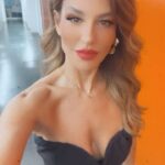 Ana Rita Clara Instagram - 𝙒𝙝𝙚𝙣 𝙮 𝙙𝙤 𝙬𝙝𝙖𝙩 𝙮 𝙡𝙤𝙫𝙚 Sentirmos paixão pelo que fazemos. Ter esta dedicação sempre presente a cada projecto, a cada programa, a cada conversa e a cada palavra. E estão quase a chegar estes programas que gravamos hoje. Cheios de boas conversas.🫶 Neste canal que cresce a cada dia convosco a @tvificcao ✨ E já agora… sobre estes looks, qual gostam mais ?1 ou 2?😊 • • #ARC #tvhost #tvificcao #àconversacom