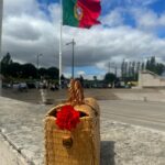 Ana Rita Clara Instagram - 𝙑𝙞𝙫𝙖 𝙖 𝙇𝙞𝙗𝙚𝙧𝙙𝙖𝙙𝙚🌹 Desde cedo a explicar ao Caetano o que representa o dia de hoje. O que foi o 25 de Abril e a celebração actual dos seus 50 Anos. O que é podermos hoje dizer e fazer o que queremos, o que foi a censura na altura e a limitação social e individual, o que tantos sofreram para que pudéssemos hoje viver em democracia. O que foi a revolução dos cravos (sem uma única gota de sangue derramada) e o seu poder no mundo. Falar sobre o que é Ser Livre, ter Liberdade (respeitando o outro naturalmente), mas sobretudo ter coragem e ar para voar até onde quisermos. E termos Amor à Liberdade. E fomos para a rua, para esta “Festa da Liberdade”. Foi lindo ver tantas pessoas, famílias, crianças, portugueses e não só, unidos na celebração desta Paz e Liberdade. E que nunca nos esqueçamos de ter voz. E sabermos que os nossos filhos são o futuro do País e do Mundo. 25 de Abril. Sempre. • • #ARC #AmoràLiberdade #25deAbril #50Anos