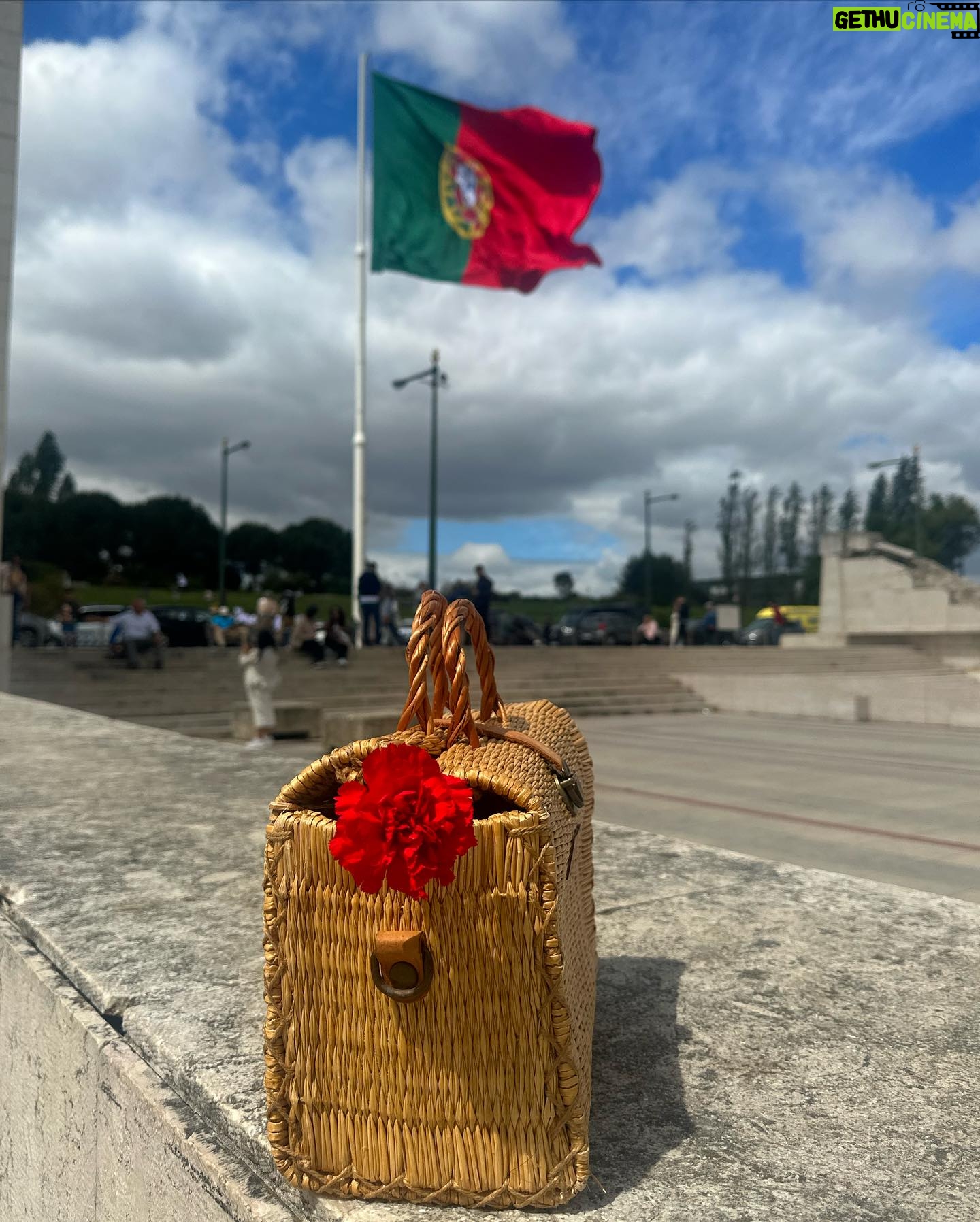 Ana Rita Clara Instagram - 𝙑𝙞𝙫𝙖 𝙖 𝙇𝙞𝙗𝙚𝙧𝙙𝙖𝙙𝙚🌹 Desde cedo a explicar ao Caetano o que representa o dia de hoje. O que foi o 25 de Abril e a celebração actual dos seus 50 Anos. O que é podermos hoje dizer e fazer o que queremos, o que foi a censura na altura e a limitação social e individual, o que tantos sofreram para que pudéssemos hoje viver em democracia. O que foi a revolução dos cravos (sem uma única gota de sangue derramada) e o seu poder no mundo. Falar sobre o que é Ser Livre, ter Liberdade (respeitando o outro naturalmente), mas sobretudo ter coragem e ar para voar até onde quisermos. E termos Amor à Liberdade. E fomos para a rua, para esta “Festa da Liberdade”. Foi lindo ver tantas pessoas, famílias, crianças, portugueses e não só, unidos na celebração desta Paz e Liberdade. E que nunca nos esqueçamos de ter voz. E sabermos que os nossos filhos são o futuro do País e do Mundo. 25 de Abril. Sempre. • • #ARC #AmoràLiberdade #25deAbril #50Anos
