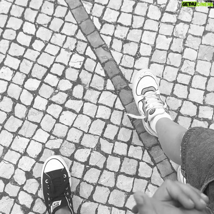 Ana Rita Clara Instagram - 𝙑𝙞𝙫𝙖 𝙖 𝙇𝙞𝙗𝙚𝙧𝙙𝙖𝙙𝙚🌹 Desde cedo a explicar ao Caetano o que representa o dia de hoje. O que foi o 25 de Abril e a celebração actual dos seus 50 Anos. O que é podermos hoje dizer e fazer o que queremos, o que foi a censura na altura e a limitação social e individual, o que tantos sofreram para que pudéssemos hoje viver em democracia. O que foi a revolução dos cravos (sem uma única gota de sangue derramada) e o seu poder no mundo. Falar sobre o que é Ser Livre, ter Liberdade (respeitando o outro naturalmente), mas sobretudo ter coragem e ar para voar até onde quisermos. E termos Amor à Liberdade. E fomos para a rua, para esta “Festa da Liberdade”. Foi lindo ver tantas pessoas, famílias, crianças, portugueses e não só, unidos na celebração desta Paz e Liberdade. E que nunca nos esqueçamos de ter voz. E sabermos que os nossos filhos são o futuro do País e do Mundo. 25 de Abril. Sempre. • • #ARC #AmoràLiberdade #25deAbril #50Anos