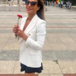 Ana Rita Clara Instagram - 𝙑𝙞𝙫𝙖 𝙖 𝙇𝙞𝙗𝙚𝙧𝙙𝙖𝙙𝙚🌹 Desde cedo a explicar ao Caetano o que representa o dia de hoje. O que foi o 25 de Abril e a celebração actual dos seus 50 Anos. O que é podermos hoje dizer e fazer o que queremos, o que foi a censura na altura e a limitação social e individual, o que tantos sofreram para que pudéssemos hoje viver em democracia. O que foi a revolução dos cravos (sem uma única gota de sangue derramada) e o seu poder no mundo. Falar sobre o que é Ser Livre, ter Liberdade (respeitando o outro naturalmente), mas sobretudo ter coragem e ar para voar até onde quisermos. E termos Amor à Liberdade. E fomos para a rua, para esta “Festa da Liberdade”. Foi lindo ver tantas pessoas, famílias, crianças, portugueses e não só, unidos na celebração desta Paz e Liberdade. E que nunca nos esqueçamos de ter voz. E sabermos que os nossos filhos são o futuro do País e do Mundo. 25 de Abril. Sempre. • • #ARC #AmoràLiberdade #25deAbril #50Anos