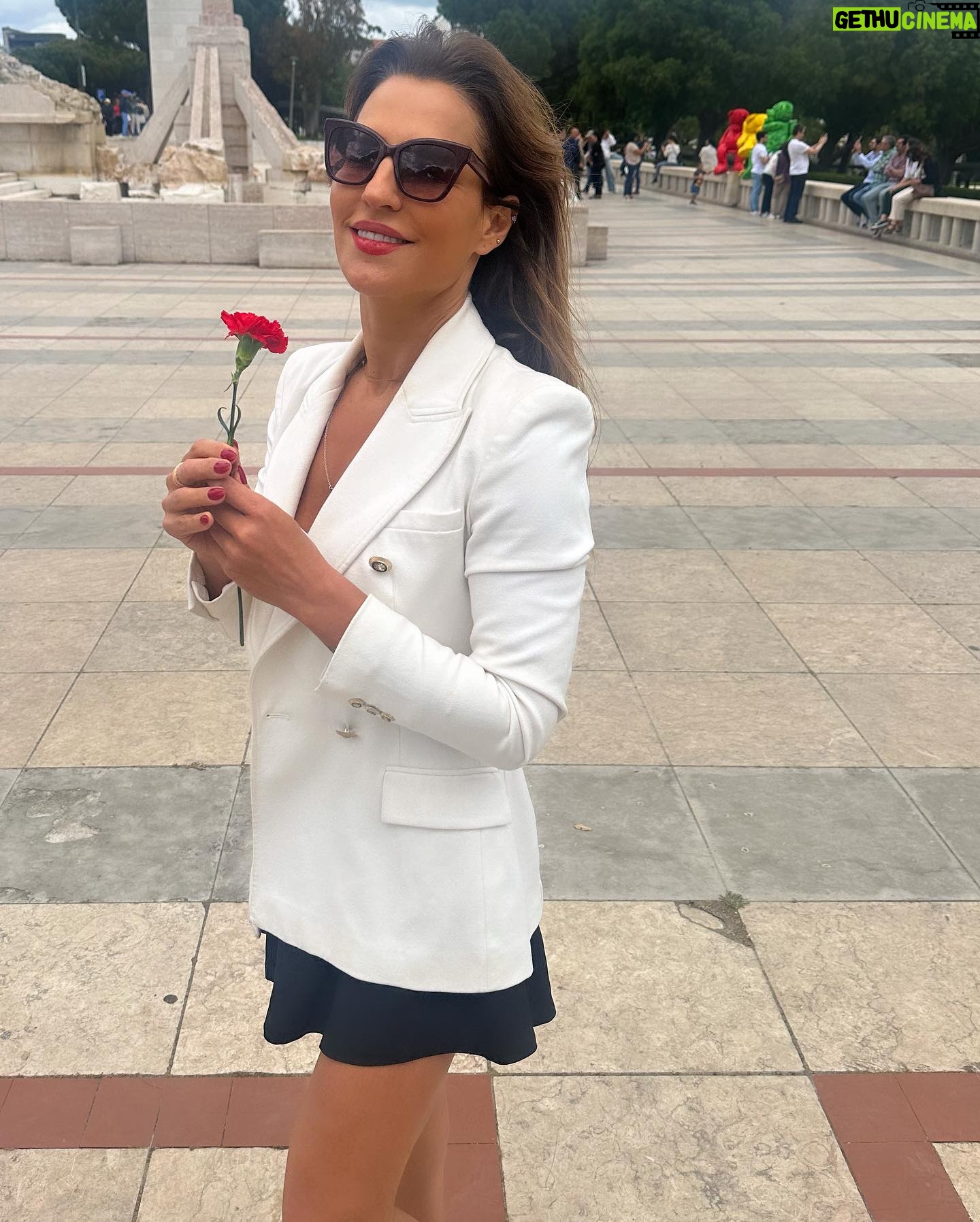 Ana Rita Clara Instagram - 𝙑𝙞𝙫𝙖 𝙖 𝙇𝙞𝙗𝙚𝙧𝙙𝙖𝙙𝙚🌹 Desde cedo a explicar ao Caetano o que representa o dia de hoje. O que foi o 25 de Abril e a celebração actual dos seus 50 Anos. O que é podermos hoje dizer e fazer o que queremos, o que foi a censura na altura e a limitação social e individual, o que tantos sofreram para que pudéssemos hoje viver em democracia. O que foi a revolução dos cravos (sem uma única gota de sangue derramada) e o seu poder no mundo. Falar sobre o que é Ser Livre, ter Liberdade (respeitando o outro naturalmente), mas sobretudo ter coragem e ar para voar até onde quisermos. E termos Amor à Liberdade. E fomos para a rua, para esta “Festa da Liberdade”. Foi lindo ver tantas pessoas, famílias, crianças, portugueses e não só, unidos na celebração desta Paz e Liberdade. E que nunca nos esqueçamos de ter voz. E sabermos que os nossos filhos são o futuro do País e do Mundo. 25 de Abril. Sempre. • • #ARC #AmoràLiberdade #25deAbril #50Anos