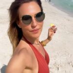 Ana Rita Clara Instagram - 𝘿𝙪𝙗𝙖𝙞 𝙥𝙝𝙤𝙩𝙤 𝙙𝙪𝙢𝙥 Já de regresso a casa e com tantas lembrancas na mala. Ficam aqui alguns dos momentos.✨ 1- este hotel incrível com praia e super boa energia @jumeirahbh; 3- a vista para a o edifício @burjalarab; 4- desfrutar destas temperaturas de verão e que eu já tinha saudades (sabem o quanto gosto de verão e praia); 5- entre alguns dos espaços que conheci, o maravilhoso @almahara_burjalarab , um dos mais íconicos restaurantes da cidade, situado no hotel mais luxuoso do mundo e jantei mesmo ao lado deste aquário gigante. Com vista para peixes, raias e tubarões🤫; 6- @celavidubai , que tem esta vista para a cidade; 7- chegar e ser recebida com fogo de artifício (nesta cidade vibrante); 8- o incrível hotel e restaurante @pierchicdubai; 9- o final da tarde, sunset inspirador (depois do deserto, nesta praia também vivi lindos sunsets). Até um dia Dubai. Vou regressar. • • #ARC #dubai #Photodump
