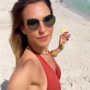 Ana Rita Clara Instagram - 𝘿𝙪𝙗𝙖𝙞 𝙥𝙝𝙤𝙩𝙤 𝙙𝙪𝙢𝙥 Já de regresso a casa e com tantas lembrancas na mala. Ficam aqui alguns dos momentos.✨ 1- este hotel incrível com praia e super boa energia @jumeirahbh; 3- a vista para a o edifício @burjalarab; 4- desfrutar destas temperaturas de verão e que eu já tinha saudades (sabem o quanto gosto de verão e praia); 5- entre alguns dos espaços que conheci, o maravilhoso @almahara_burjalarab , um dos mais íconicos restaurantes da cidade, situado no hotel mais luxuoso do mundo e jantei mesmo ao lado deste aquário gigante. Com vista para peixes, raias e tubarões🤫; 6- @celavidubai , que tem esta vista para a cidade; 7- chegar e ser recebida com fogo de artifício (nesta cidade vibrante); 8- o incrível hotel e restaurante @pierchicdubai; 9- o final da tarde, sunset inspirador (depois do deserto, nesta praia também vivi lindos sunsets). Até um dia Dubai. Vou regressar. • • #ARC #dubai #Photodump