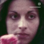 Ana Rita Clara Instagram - 𝟱𝟬 𝗔𝗻𝗼𝘀 𝟮𝟱 𝗱𝗲 𝗔𝗯𝗿𝗶𝗹🌹 Estas imagens fazem-nos recuar no tempo, até ao Dia do nosso País. Sou filha deste dia, em que se reclamaram e obtiveram direitos, depois de tanta dor, sofrimento e censura. Privações que não aceitamos hoje em dia, na realidade em que nasci, mas que foi luta de tantas almas corajosas. Homens e mulheres altruístas, que foram presos, torturados e perseguidos para que hoje todos os portugueses tenham a leveza de dizer e fazer o que querem, em liberdade e democracia. Nada nunca será perfeito e a luta será contínua, mas esta revolução dos cravos, sem qualquer derrame de sangue é única no Mundo. E só podemos defender esta causa e nunca mais sermos alvo de ditadura ou castração. Viva o 25 de Abril. Hoje e Sempre.🌹 “Esta é a madrugada que eu esperava O dia inicial inteiro e limpo Onde emergimos da noite e do silêncio E livres habitamos a substância do tempo.” Sophia de Mello Breyner Andresen In “O Nome das Coisas” #ARC #50Anos #25deAbril #HojeeSempre #Liberdade #Democracia