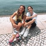 Ana Rita Clara Instagram - Ｒｏｌｌｅｒｂｌａｄｅｓ　ｄａｙ Dia feliz, que acompanha estas temperaturas tão quentes e boas. A gravar um novo formato para a @tvificcao, onde pude mais uma vez dar espaço à criatividade, em liberdade😊 Um programa diferente… até de patins andei! Obrigada equipa e querida @patriciacandoso, foi mesmo super divertido! Não vejo a hora de vos poder mostrar tudo. 👉 o que acham que está a chegar? • • #ARC #Newproject #Tvshow #Tvificcao #rollerblades