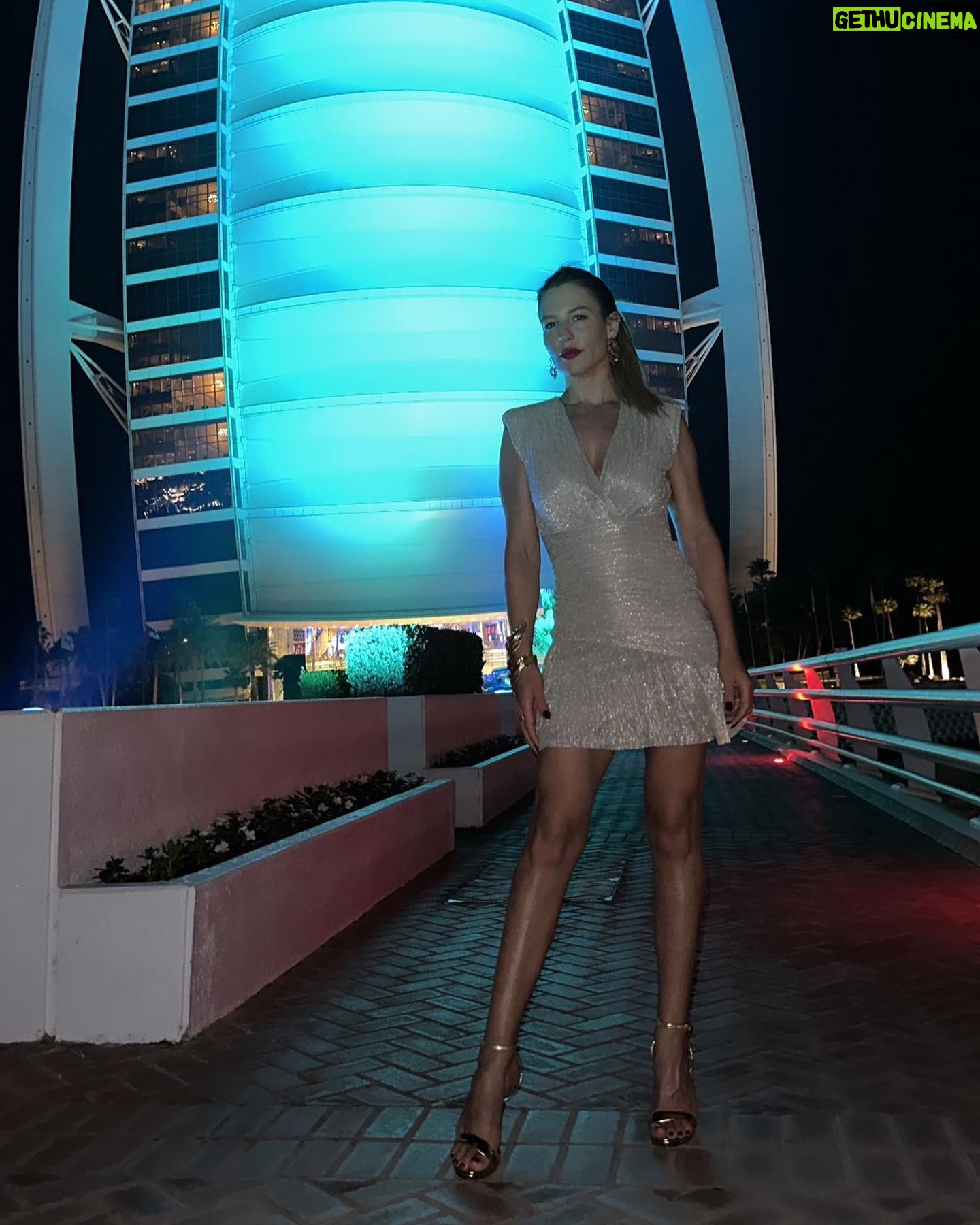 Ana Rita Clara Instagram - 𝘿𝙪𝙗𝙖𝙞 𝙥𝙝𝙤𝙩𝙤 𝙙𝙪𝙢𝙥 Já de regresso a casa e com tantas lembrancas na mala. Ficam aqui alguns dos momentos.✨ 1- este hotel incrível com praia e super boa energia @jumeirahbh; 3- a vista para a o edifício @burjalarab; 4- desfrutar destas temperaturas de verão e que eu já tinha saudades (sabem o quanto gosto de verão e praia); 5- entre alguns dos espaços que conheci, o maravilhoso @almahara_burjalarab , um dos mais íconicos restaurantes da cidade, situado no hotel mais luxuoso do mundo e jantei mesmo ao lado deste aquário gigante. Com vista para peixes, raias e tubarões🤫; 6- @celavidubai , que tem esta vista para a cidade; 7- chegar e ser recebida com fogo de artifício (nesta cidade vibrante); 8- o incrível hotel e restaurante @pierchicdubai; 9- o final da tarde, sunset inspirador (depois do deserto, nesta praia também vivi lindos sunsets). Até um dia Dubai. Vou regressar. • • #ARC #dubai #Photodump