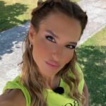 Ana Rita Clara Instagram - Ｒｏｌｌｅｒｂｌａｄｅｓ　ｄａｙ Dia feliz, que acompanha estas temperaturas tão quentes e boas. A gravar um novo formato para a @tvificcao, onde pude mais uma vez dar espaço à criatividade, em liberdade😊 Um programa diferente… até de patins andei! Obrigada equipa e querida @patriciacandoso, foi mesmo super divertido! Não vejo a hora de vos poder mostrar tudo. 👉 o que acham que está a chegar? • • #ARC #Newproject #Tvshow #Tvificcao #rollerblades