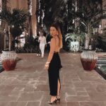 Ana Rita Clara Instagram - 𝘿𝙪𝙗𝙖𝙞 𝙥𝙝𝙤𝙩𝙤 𝙙𝙪𝙢𝙥 Já de regresso a casa e com tantas lembrancas na mala. Ficam aqui alguns dos momentos.✨ 1- este hotel incrível com praia e super boa energia @jumeirahbh; 3- a vista para a o edifício @burjalarab; 4- desfrutar destas temperaturas de verão e que eu já tinha saudades (sabem o quanto gosto de verão e praia); 5- entre alguns dos espaços que conheci, o maravilhoso @almahara_burjalarab , um dos mais íconicos restaurantes da cidade, situado no hotel mais luxuoso do mundo e jantei mesmo ao lado deste aquário gigante. Com vista para peixes, raias e tubarões🤫; 6- @celavidubai , que tem esta vista para a cidade; 7- chegar e ser recebida com fogo de artifício (nesta cidade vibrante); 8- o incrível hotel e restaurante @pierchicdubai; 9- o final da tarde, sunset inspirador (depois do deserto, nesta praia também vivi lindos sunsets). Até um dia Dubai. Vou regressar. • • #ARC #dubai #Photodump