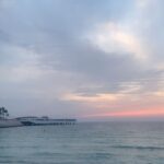 Ana Rita Clara Instagram - 𝘿𝙪𝙗𝙖𝙞 𝙥𝙝𝙤𝙩𝙤 𝙙𝙪𝙢𝙥 Já de regresso a casa e com tantas lembrancas na mala. Ficam aqui alguns dos momentos.✨ 1- este hotel incrível com praia e super boa energia @jumeirahbh; 3- a vista para a o edifício @burjalarab; 4- desfrutar destas temperaturas de verão e que eu já tinha saudades (sabem o quanto gosto de verão e praia); 5- entre alguns dos espaços que conheci, o maravilhoso @almahara_burjalarab , um dos mais íconicos restaurantes da cidade, situado no hotel mais luxuoso do mundo e jantei mesmo ao lado deste aquário gigante. Com vista para peixes, raias e tubarões🤫; 6- @celavidubai , que tem esta vista para a cidade; 7- chegar e ser recebida com fogo de artifício (nesta cidade vibrante); 8- o incrível hotel e restaurante @pierchicdubai; 9- o final da tarde, sunset inspirador (depois do deserto, nesta praia também vivi lindos sunsets). Até um dia Dubai. Vou regressar. • • #ARC #dubai #Photodump