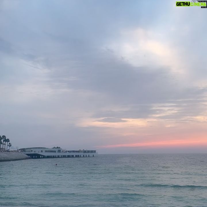 Ana Rita Clara Instagram - 𝘿𝙪𝙗𝙖𝙞 𝙥𝙝𝙤𝙩𝙤 𝙙𝙪𝙢𝙥 Já de regresso a casa e com tantas lembrancas na mala. Ficam aqui alguns dos momentos.✨ 1- este hotel incrível com praia e super boa energia @jumeirahbh; 3- a vista para a o edifício @burjalarab; 4- desfrutar destas temperaturas de verão e que eu já tinha saudades (sabem o quanto gosto de verão e praia); 5- entre alguns dos espaços que conheci, o maravilhoso @almahara_burjalarab , um dos mais íconicos restaurantes da cidade, situado no hotel mais luxuoso do mundo e jantei mesmo ao lado deste aquário gigante. Com vista para peixes, raias e tubarões🤫; 6- @celavidubai , que tem esta vista para a cidade; 7- chegar e ser recebida com fogo de artifício (nesta cidade vibrante); 8- o incrível hotel e restaurante @pierchicdubai; 9- o final da tarde, sunset inspirador (depois do deserto, nesta praia também vivi lindos sunsets). Até um dia Dubai. Vou regressar. • • #ARC #dubai #Photodump