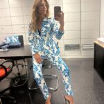 Ana Rita Clara Instagram - 𝙒𝙝𝙚𝙣 𝙮 𝙙𝙤 𝙬𝙝𝙖𝙩 𝙮 𝙡𝙤𝙫𝙚 Sentirmos paixão pelo que fazemos. Ter esta dedicação sempre presente a cada projecto, a cada programa, a cada conversa e a cada palavra. E estão quase a chegar estes programas que gravamos hoje. Cheios de boas conversas.🫶 Neste canal que cresce a cada dia convosco a @tvificcao ✨ E já agora… sobre estes looks, qual gostam mais ?1 ou 2?😊 • • #ARC #tvhost #tvificcao #àconversacom