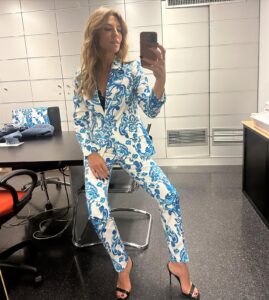 Ana Rita Clara Instagram - 𝙒𝙝𝙚𝙣 𝙮 𝙙𝙤 𝙬𝙝𝙖𝙩 𝙮 𝙡𝙤𝙫𝙚 Sentirmos paixão pelo que fazemos. Ter esta dedicação sempre presente a cada projecto, a cada programa, a cada conversa e a cada palavra. E estão quase a chegar estes programas que gravamos hoje. Cheios de boas conversas.🫶 Neste canal que cresce a cada dia convosco a @tvificcao ✨ E já agora… sobre estes looks, qual gostam mais ?1 ou 2?😊 • • #ARC #tvhost #tvificcao #àconversacom