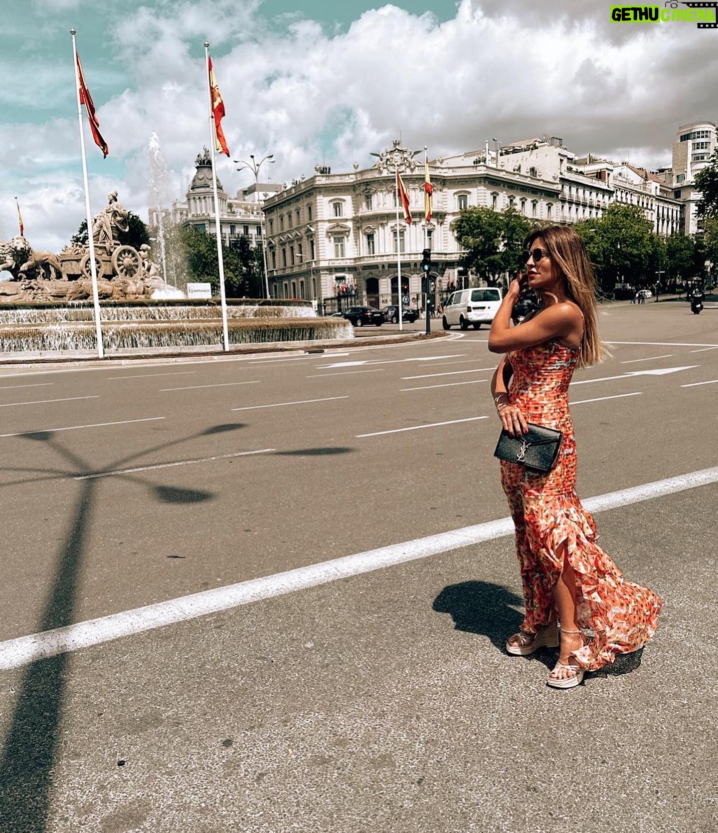 Ana Rita Clara Instagram - π¨π€π£π§Γπ π π‘π π«πππ, π‘π π«πππ π©π π¨π€π£π§Γπ Hola Madrid πͺπΈ Sempre tΓ£o bom regressar. Daquelas cidades em que vivia facilmente e que jΓ‘ sinto que conheΓ§o. A aproveitar o feriado, este dia tΓ£o importante e tambΓ©m celebrado por aqui. Que sejamos gratos pelo que temos e que vivamos na distinΓ§Γ£o entre trabalhar para viver e viver para trabalhar. Um bom feriado para todos π - Passear pela Gran Via - Plaza de Cibelles - Museu do Prado - Restaurante @amazonico.madrid - Uma das βbodegasβ mais antigas da cidade no bairro cool da Chueca β’ β’ O look vestido lindo @guess @companhiasolucoes #ARC #Madrid #travel