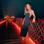 Ana Rita Clara Instagram - 𝘿𝙪𝙗𝙖𝙞 𝙨𝙥𝙚𝙘𝙞𝙖𝙡 𝙥𝙡𝙖𝙘𝙚𝙨✨ Já não vinha ao Dubai há alguns anos e estou a descobrir nesta cidade, lugares e espaços de tirar o fôlego. Como este restaurante e local mágico, que recomendo vivamente, o @pierchicdubai. O Dubai foi construído a partir do deserto e a sua evolução como centro económico, financeiro de luxo apresenta elementos únicos. 👉e vou partilhando convosco o que vou vivendo por aqui.🫶