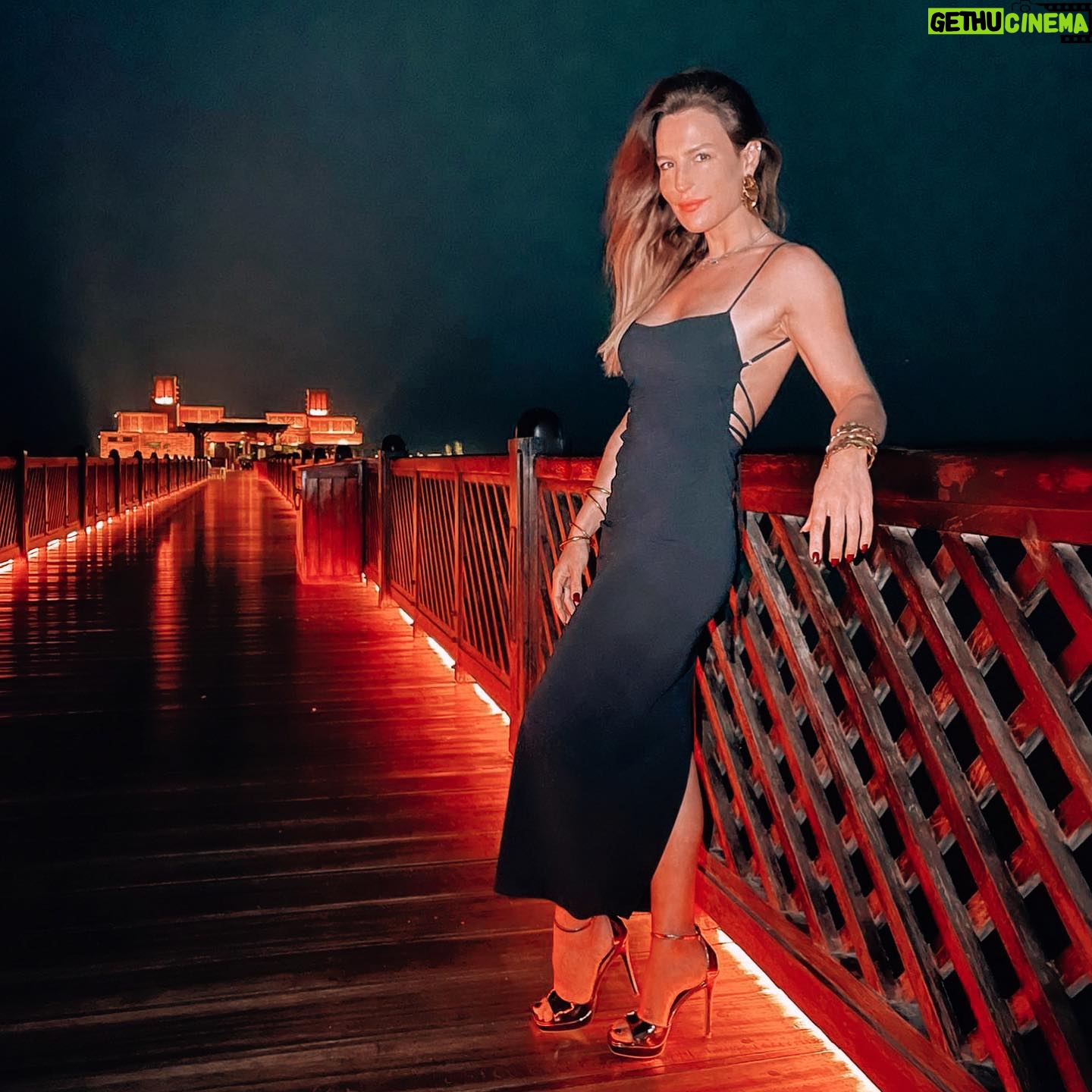 Ana Rita Clara Instagram - 𝘿𝙪𝙗𝙖𝙞 𝙨𝙥𝙚𝙘𝙞𝙖𝙡 𝙥𝙡𝙖𝙘𝙚𝙨✨ Já não vinha ao Dubai há alguns anos e estou a descobrir nesta cidade, lugares e espaços de tirar o fôlego. Como este restaurante e local mágico, que recomendo vivamente, o @pierchicdubai. O Dubai foi construído a partir do deserto e a sua evolução como centro económico, financeiro de luxo apresenta elementos únicos. 👉e vou partilhando convosco o que vou vivendo por aqui.🫶