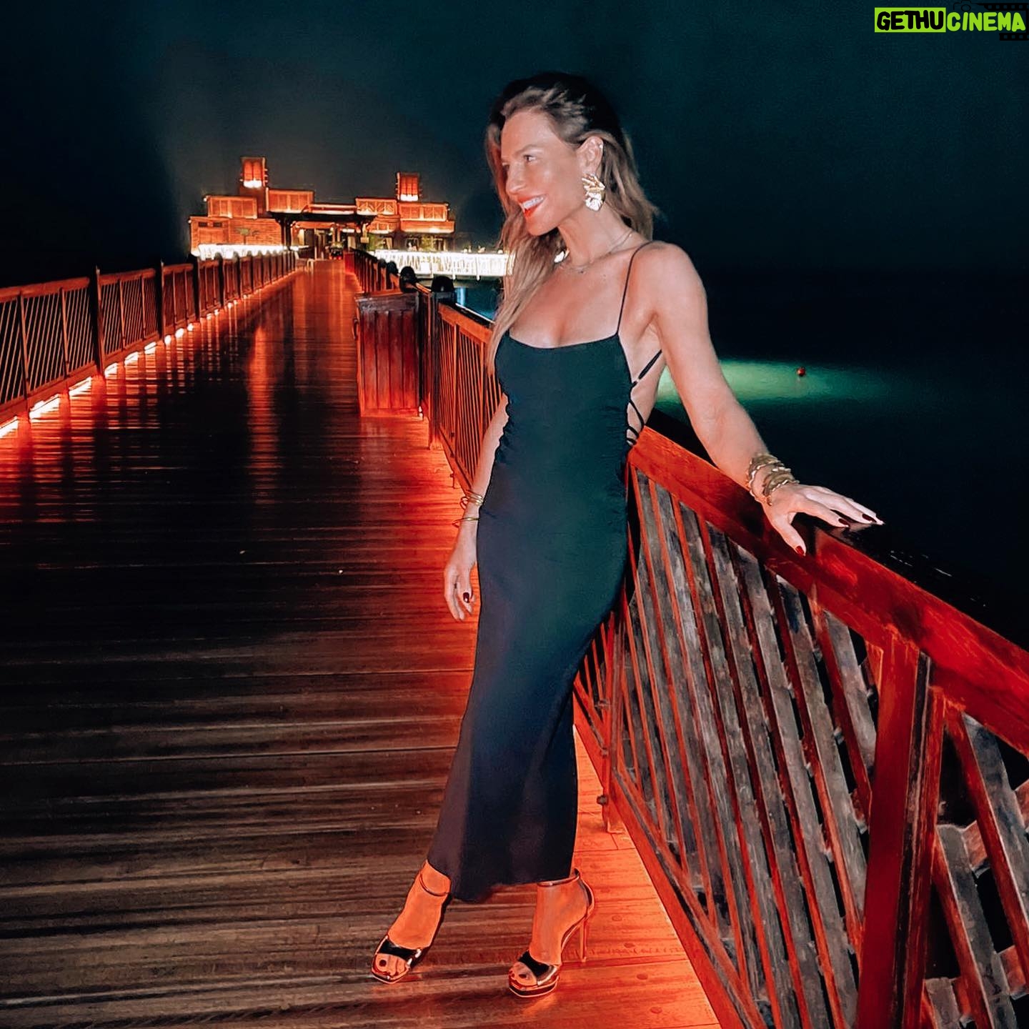 Ana Rita Clara Instagram - 𝘿𝙪𝙗𝙖𝙞 𝙨𝙥𝙚𝙘𝙞𝙖𝙡 𝙥𝙡𝙖𝙘𝙚𝙨✨ Já não vinha ao Dubai há alguns anos e estou a descobrir nesta cidade, lugares e espaços de tirar o fôlego. Como este restaurante e local mágico, que recomendo vivamente, o @pierchicdubai. O Dubai foi construído a partir do deserto e a sua evolução como centro económico, financeiro de luxo apresenta elementos únicos. 👉e vou partilhando convosco o que vou vivendo por aqui.🫶