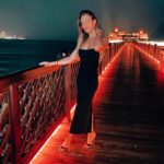 Ana Rita Clara Instagram - 𝘿𝙪𝙗𝙖𝙞 𝙨𝙥𝙚𝙘𝙞𝙖𝙡 𝙥𝙡𝙖𝙘𝙚𝙨✨ Já não vinha ao Dubai há alguns anos e estou a descobrir nesta cidade, lugares e espaços de tirar o fôlego. Como este restaurante e local mágico, que recomendo vivamente, o @pierchicdubai. O Dubai foi construído a partir do deserto e a sua evolução como centro económico, financeiro de luxo apresenta elementos únicos. 👉e vou partilhando convosco o que vou vivendo por aqui.🫶