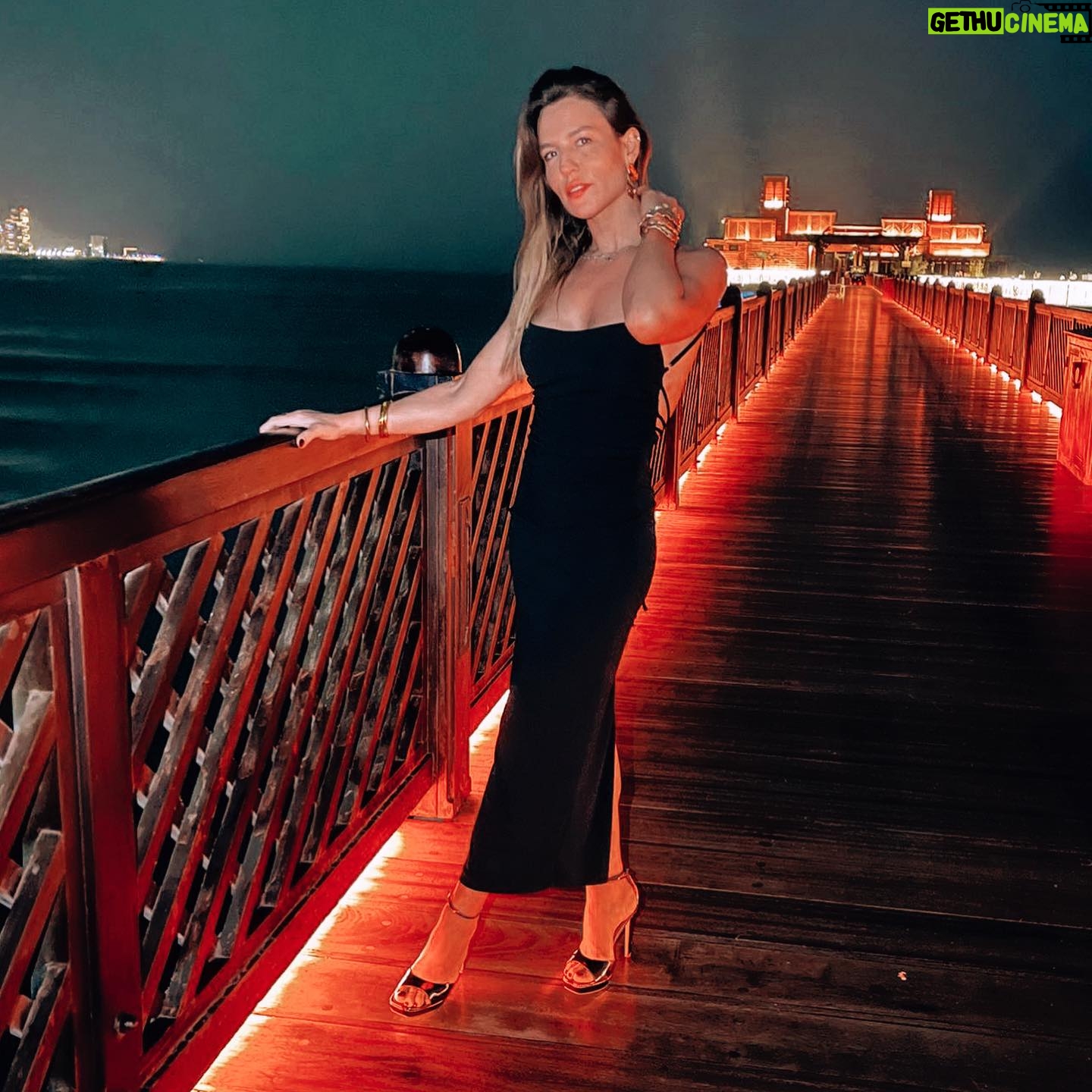 Ana Rita Clara Instagram - 𝘿𝙪𝙗𝙖𝙞 𝙨𝙥𝙚𝙘𝙞𝙖𝙡 𝙥𝙡𝙖𝙘𝙚𝙨✨ Já não vinha ao Dubai há alguns anos e estou a descobrir nesta cidade, lugares e espaços de tirar o fôlego. Como este restaurante e local mágico, que recomendo vivamente, o @pierchicdubai. O Dubai foi construído a partir do deserto e a sua evolução como centro económico, financeiro de luxo apresenta elementos únicos. 👉e vou partilhando convosco o que vou vivendo por aqui.🫶