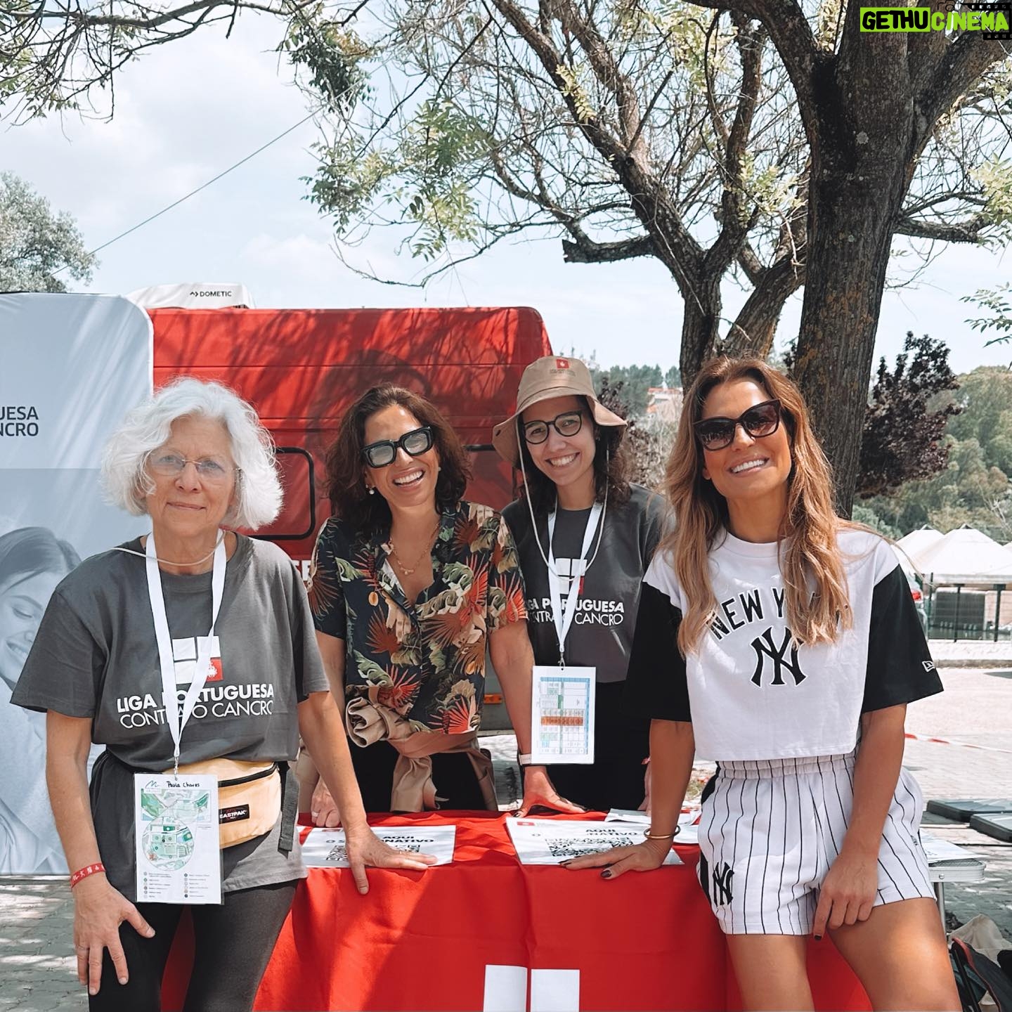 Ana Rita Clara Instagram - 𝙒𝙚 𝙘𝙖𝙣 𝙖𝙡𝙡 𝙝𝙚𝙡𝙥 𝙚𝙖𝙘𝙝 𝙤𝙩𝙝𝙚𝙧 Feliz por contribuir. Feliz por poder humildemente ajudar, apoiar e estar onde importa. Pelos outros, pelas pessoas e pela causa da @ligacontracancro_nucleosul ❤️ Uma honra ser embaixadora deste evento tão especial, a primeira edição do “Mexer Contra o Cancro”. Muito desporto, actividades, muita música, celebração da vida, famílias e amigos. E tão bom estar contigo querida amiga e exemplo de vida e força @joanacruz 😍 E igualmente obrigada professor Carlos Neto pelas suas palavras e 50 anos dedicado à motricidade infantil e pedagogia. Uma sumidade nesta área que é fundamental. Uma felicidade ver todas estas crianças a brincarem ao ar livre no Estádio do Jamor. Que nunca nos esqueçamos do poder da empatia, da entre ajuda e de querermos fazer a diferença. E às vezes um abraço e um sorriso são suficientes para deixar o outro mais forte e com mais coragem. E foi tão bom trazer o Caetano comigo a este evento. Pela primeira vez trouxe-o a um evento assim e foi tão importante e tão especial. Quero educar o meu filho para a empatia e para olhar o outro com carinho e atenção. Grata. E contribuam igualmente para esta causa🙌 Seja muito ou pouco. Tudo pode fazer a diferença. • • #ARC #evento #mexercontraocancro #ligaportuguesacontraocancro #embaixadora