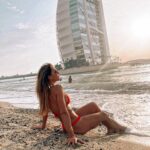 Ana Rita Clara Instagram - 𝙁𝙧𝙤𝙢 𝘿𝙪𝙗𝙖𝙞 𝙬𝙞𝙩𝙝 𝙡𝙤𝙫𝙚❤️ Olá abril. Que venhas cheio de sol, boas vibrações e profícuo. A aproveitar estes dias no Dubai para relaxar, reflectir e desfrutar. Vista para o hotel mais luxuoso do mundo, o @burjalarab, com 7 estrelas, de um dos mais bonitos espaços em que já fiquei. Neste destino onde o luxo comunga com o cosmopolitismo e valores culturais distintos, repenso como cada um de nós deve mesmo saber o seu propósito. E valorizar aquilo que realmente importa. • • #ARC #Easter #dubai