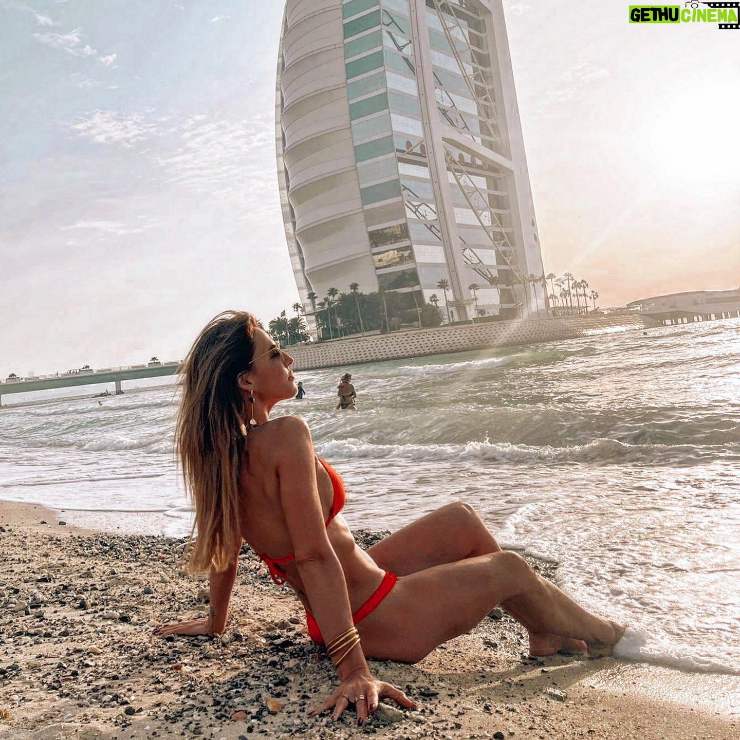 Ana Rita Clara Instagram - 𝙁𝙧𝙤𝙢 𝘿𝙪𝙗𝙖𝙞 𝙬𝙞𝙩𝙝 𝙡𝙤𝙫𝙚❤️ Olá abril. Que venhas cheio de sol, boas vibrações e profícuo. A aproveitar estes dias no Dubai para relaxar, reflectir e desfrutar. Vista para o hotel mais luxuoso do mundo, o @burjalarab, com 7 estrelas, de um dos mais bonitos espaços em que já fiquei. Neste destino onde o luxo comunga com o cosmopolitismo e valores culturais distintos, repenso como cada um de nós deve mesmo saber o seu propósito. E valorizar aquilo que realmente importa. • • #ARC #Easter #dubai