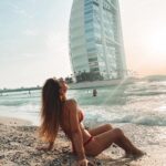 Ana Rita Clara Instagram - 𝙁𝙧𝙤𝙢 𝘿𝙪𝙗𝙖𝙞 𝙬𝙞𝙩𝙝 𝙡𝙤𝙫𝙚❤️ Olá abril. Que venhas cheio de sol, boas vibrações e profícuo. A aproveitar estes dias no Dubai para relaxar, reflectir e desfrutar. Vista para o hotel mais luxuoso do mundo, o @burjalarab, com 7 estrelas, de um dos mais bonitos espaços em que já fiquei. Neste destino onde o luxo comunga com o cosmopolitismo e valores culturais distintos, repenso como cada um de nós deve mesmo saber o seu propósito. E valorizar aquilo que realmente importa. • • #ARC #Easter #dubai