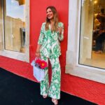 Ana Rita Clara Instagram – 𝘼𝙧𝙩 𝙖𝙣𝙙 𝙁𝙖𝙨𝙝𝙞𝙤𝙣. 𝙈𝙖𝙜𝙞𝙘𝙖𝙡 𝙘𝙤𝙢𝙗𝙞𝙣𝙖𝙩𝙞𝙤𝙣
Tudo é arte. E hoje foi um dia completo, de trabalho, mas também de eventos especiais, com pessoas fantásticas, sorrisos e momentos que ficam.
A moda sempre foi uma forma de expressão artística e a arte nunca sai de moda. Criações que me apaixonam das mais diversas maneiras.
Parabéns @manuelasaldanha, @lojadasmeias e @carlosapissarra por esta renovada e linda loja em Cascais, que é uma homenagem ao mar e ao estilo arquitectónico que defende. Par além de todas as peças que apetece trazer logo embora 😊
E recomendo também a todos uma passagem pelo @tivoliavenidaliberdade, para poderem admirar e ficarem contagiados com as obras do Nathan Kunigami, com a exposição “A Mata não Pede Passagem”, uma ode à força e resiliência da natureza. E está absolutamente soberba (vejam o vídeo)!
Dia intenso mas que valeu tanto a pena. Fico inspirada!
Afinal, tudo à nossa volta é arte, não é mesmo? Qual foi o ponto alto do vosso dia hoje?
👉Este meu fato é da @koccaofficial
@companhiasolucoes 💚
•
•
#ARC #longday #specialsvents #fashion #art #lojadasmeias #tivoliavenida #nathankunigami