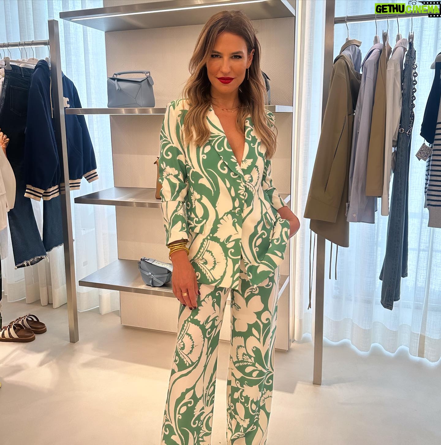 Ana Rita Clara Instagram - 𝘼𝙧𝙩 𝙖𝙣𝙙 𝙁𝙖𝙨𝙝𝙞𝙤𝙣. 𝙈𝙖𝙜𝙞𝙘𝙖𝙡 𝙘𝙤𝙢𝙗𝙞𝙣𝙖𝙩𝙞𝙤𝙣 Tudo é arte. E hoje foi um dia completo, de trabalho, mas também de eventos especiais, com pessoas fantásticas, sorrisos e momentos que ficam. A moda sempre foi uma forma de expressão artística e a arte nunca sai de moda. Criações que me apaixonam das mais diversas maneiras. Parabéns @manuelasaldanha, @lojadasmeias e @carlosapissarra por esta renovada e linda loja em Cascais, que é uma homenagem ao mar e ao estilo arquitectónico que defende. Par além de todas as peças que apetece trazer logo embora 😊 E recomendo também a todos uma passagem pelo @tivoliavenidaliberdade, para poderem admirar e ficarem contagiados com as obras do Nathan Kunigami, com a exposição “A Mata não Pede Passagem”, uma ode à força e resiliência da natureza. E está absolutamente soberba (vejam o vídeo)! Dia intenso mas que valeu tanto a pena. Fico inspirada! Afinal, tudo à nossa volta é arte, não é mesmo? Qual foi o ponto alto do vosso dia hoje? 👉Este meu fato é da @koccaofficial @companhiasolucoes 💚 • • #ARC #longday #specialsvents #fashion #art #lojadasmeias #tivoliavenida #nathankunigami
