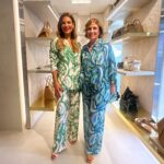Ana Rita Clara Instagram – 𝘼𝙧𝙩 𝙖𝙣𝙙 𝙁𝙖𝙨𝙝𝙞𝙤𝙣. 𝙈𝙖𝙜𝙞𝙘𝙖𝙡 𝙘𝙤𝙢𝙗𝙞𝙣𝙖𝙩𝙞𝙤𝙣
Tudo é arte. E hoje foi um dia completo, de trabalho, mas também de eventos especiais, com pessoas fantásticas, sorrisos e momentos que ficam.
A moda sempre foi uma forma de expressão artística e a arte nunca sai de moda. Criações que me apaixonam das mais diversas maneiras.
Parabéns @manuelasaldanha, @lojadasmeias e @carlosapissarra por esta renovada e linda loja em Cascais, que é uma homenagem ao mar e ao estilo arquitectónico que defende. Par além de todas as peças que apetece trazer logo embora 😊
E recomendo também a todos uma passagem pelo @tivoliavenidaliberdade, para poderem admirar e ficarem contagiados com as obras do Nathan Kunigami, com a exposição “A Mata não Pede Passagem”, uma ode à força e resiliência da natureza. E está absolutamente soberba (vejam o vídeo)!
Dia intenso mas que valeu tanto a pena. Fico inspirada!
Afinal, tudo à nossa volta é arte, não é mesmo? Qual foi o ponto alto do vosso dia hoje?
👉Este meu fato é da @koccaofficial
@companhiasolucoes 💚
•
•
#ARC #longday #specialsvents #fashion #art #lojadasmeias #tivoliavenida #nathankunigami