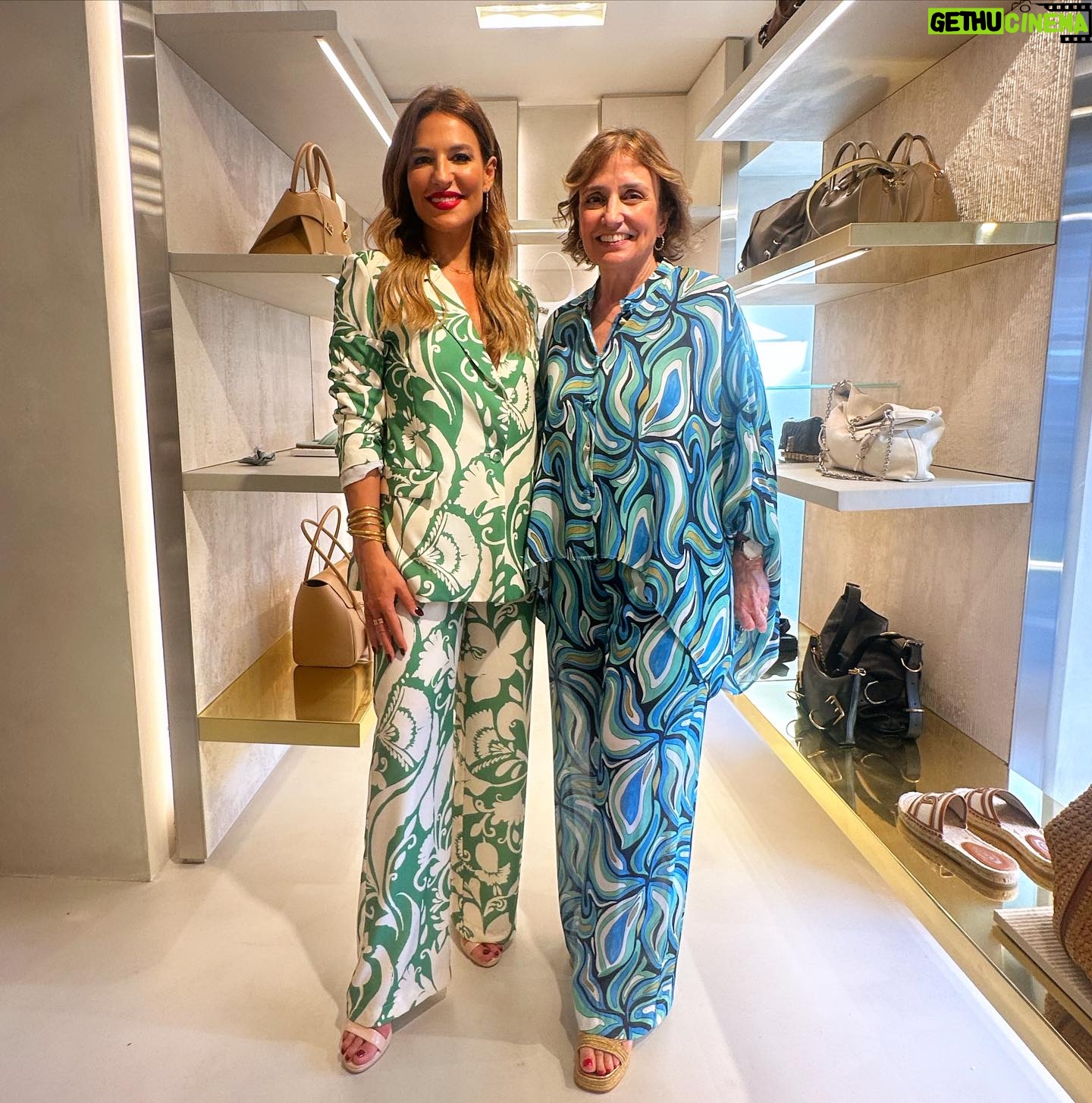 Ana Rita Clara Instagram - 𝘼𝙧𝙩 𝙖𝙣𝙙 𝙁𝙖𝙨𝙝𝙞𝙤𝙣. 𝙈𝙖𝙜𝙞𝙘𝙖𝙡 𝙘𝙤𝙢𝙗𝙞𝙣𝙖𝙩𝙞𝙤𝙣 Tudo é arte. E hoje foi um dia completo, de trabalho, mas também de eventos especiais, com pessoas fantásticas, sorrisos e momentos que ficam. A moda sempre foi uma forma de expressão artística e a arte nunca sai de moda. Criações que me apaixonam das mais diversas maneiras. Parabéns @manuelasaldanha, @lojadasmeias e @carlosapissarra por esta renovada e linda loja em Cascais, que é uma homenagem ao mar e ao estilo arquitectónico que defende. Par além de todas as peças que apetece trazer logo embora 😊 E recomendo também a todos uma passagem pelo @tivoliavenidaliberdade, para poderem admirar e ficarem contagiados com as obras do Nathan Kunigami, com a exposição “A Mata não Pede Passagem”, uma ode à força e resiliência da natureza. E está absolutamente soberba (vejam o vídeo)! Dia intenso mas que valeu tanto a pena. Fico inspirada! Afinal, tudo à nossa volta é arte, não é mesmo? Qual foi o ponto alto do vosso dia hoje? 👉Este meu fato é da @koccaofficial @companhiasolucoes 💚 • • #ARC #longday #specialsvents #fashion #art #lojadasmeias #tivoliavenida #nathankunigami