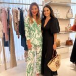 Ana Rita Clara Instagram – 𝘼𝙧𝙩 𝙖𝙣𝙙 𝙁𝙖𝙨𝙝𝙞𝙤𝙣. 𝙈𝙖𝙜𝙞𝙘𝙖𝙡 𝙘𝙤𝙢𝙗𝙞𝙣𝙖𝙩𝙞𝙤𝙣
Tudo é arte. E hoje foi um dia completo, de trabalho, mas também de eventos especiais, com pessoas fantásticas, sorrisos e momentos que ficam.
A moda sempre foi uma forma de expressão artística e a arte nunca sai de moda. Criações que me apaixonam das mais diversas maneiras.
Parabéns @manuelasaldanha, @lojadasmeias e @carlosapissarra por esta renovada e linda loja em Cascais, que é uma homenagem ao mar e ao estilo arquitectónico que defende. Par além de todas as peças que apetece trazer logo embora 😊
E recomendo também a todos uma passagem pelo @tivoliavenidaliberdade, para poderem admirar e ficarem contagiados com as obras do Nathan Kunigami, com a exposição “A Mata não Pede Passagem”, uma ode à força e resiliência da natureza. E está absolutamente soberba (vejam o vídeo)!
Dia intenso mas que valeu tanto a pena. Fico inspirada!
Afinal, tudo à nossa volta é arte, não é mesmo? Qual foi o ponto alto do vosso dia hoje?
👉Este meu fato é da @koccaofficial
@companhiasolucoes 💚
•
•
#ARC #longday #specialsvents #fashion #art #lojadasmeias #tivoliavenida #nathankunigami
