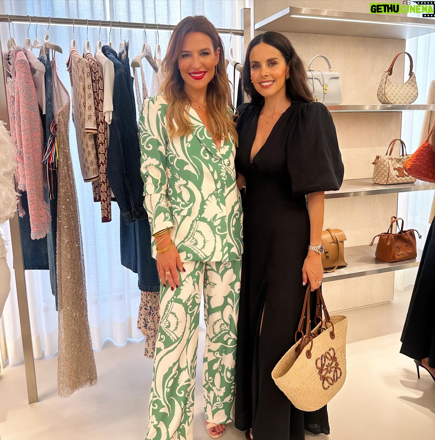 Ana Rita Clara Instagram - 𝘼𝙧𝙩 𝙖𝙣𝙙 𝙁𝙖𝙨𝙝𝙞𝙤𝙣. 𝙈𝙖𝙜𝙞𝙘𝙖𝙡 𝙘𝙤𝙢𝙗𝙞𝙣𝙖𝙩𝙞𝙤𝙣 Tudo é arte. E hoje foi um dia completo, de trabalho, mas também de eventos especiais, com pessoas fantásticas, sorrisos e momentos que ficam. A moda sempre foi uma forma de expressão artística e a arte nunca sai de moda. Criações que me apaixonam das mais diversas maneiras. Parabéns @manuelasaldanha, @lojadasmeias e @carlosapissarra por esta renovada e linda loja em Cascais, que é uma homenagem ao mar e ao estilo arquitectónico que defende. Par além de todas as peças que apetece trazer logo embora 😊 E recomendo também a todos uma passagem pelo @tivoliavenidaliberdade, para poderem admirar e ficarem contagiados com as obras do Nathan Kunigami, com a exposição “A Mata não Pede Passagem”, uma ode à força e resiliência da natureza. E está absolutamente soberba (vejam o vídeo)! Dia intenso mas que valeu tanto a pena. Fico inspirada! Afinal, tudo à nossa volta é arte, não é mesmo? Qual foi o ponto alto do vosso dia hoje? 👉Este meu fato é da @koccaofficial @companhiasolucoes 💚 • • #ARC #longday #specialsvents #fashion #art #lojadasmeias #tivoliavenida #nathankunigami
