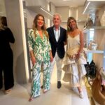 Ana Rita Clara Instagram – ๐ผ๐ง๐ฉ ๐๐ฃ๐ ๐๐๐จ๐๐๐ค๐ฃ. ๐๐๐๐๐๐๐ก ๐๐ค๐ข๐๐๐ฃ๐๐ฉ๐๐ค๐ฃ
Tudo รฉ arte. E hoje foi um dia completo, de trabalho, mas tambรฉm de eventos especiais, com pessoas fantรกsticas, sorrisos e momentos que ficam.
A moda sempre foi uma forma de expressรฃo artรญstica e a arte nunca sai de moda. Criaรงรตes que me apaixonam das mais diversas maneiras.
Parabรฉns @manuelasaldanha, @lojadasmeias e @carlosapissarra por esta renovada e linda loja em Cascais, que รฉ uma homenagem ao mar e ao estilo arquitectรณnico que defende. Par alรฉm de todas as peรงas que apetece trazer logo embora ๐
E recomendo tambรฉm a todos uma passagem pelo @tivoliavenidaliberdade, para poderem admirar e ficarem contagiados com as obras do Nathan Kunigami, com a exposiรงรฃo โA Mata nรฃo Pede Passagemโ, uma ode ร forรงa e resiliรชncia da natureza. E estรก absolutamente soberba (vejam o vรญdeo)!
Dia intenso mas que valeu tanto a pena. Fico inspirada!
Afinal, tudo ร nossa volta รฉ arte, nรฃo รฉ mesmo? Qual foi o ponto alto do vosso dia hoje?
๐Este meu fato รฉ da @koccaofficial
@companhiasolucoes ๐
โข
โข
#ARC #longday #specialsvents #fashion #art #lojadasmeias #tivoliavenida #nathankunigami