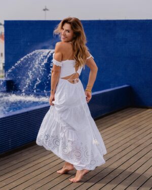 Ana Rita Clara Instagram - 𝙏𝙝𝙖𝙩 𝙛𝙡𝙮𝙞𝙣𝙜 𝙛𝙚𝙚𝙡𝙞𝙣𝙜🕊️
E quando as sextas chegam cheias de calor é tão bom…
Será que se vai manter?😊
Quem me conhece sabe que sou solar, de calor e pé na areia … 
Depois de uma semana cheia de trabalho (não vejo a hora de vos contar tudo:), que bom que é encarar o fim de semana com estas boas temperaturas!
Bom fim de semana para todos ❤️

Vestido maravilhoso da @guess 
@inesmargaridamartins
Dream team @magg.agency