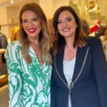 Ana Rita Clara Instagram – 𝘼𝙧𝙩 𝙖𝙣𝙙 𝙁𝙖𝙨𝙝𝙞𝙤𝙣. 𝙈𝙖𝙜𝙞𝙘𝙖𝙡 𝙘𝙤𝙢𝙗𝙞𝙣𝙖𝙩𝙞𝙤𝙣
Tudo é arte. E hoje foi um dia completo, de trabalho, mas também de eventos especiais, com pessoas fantásticas, sorrisos e momentos que ficam.
A moda sempre foi uma forma de expressão artística e a arte nunca sai de moda. Criações que me apaixonam das mais diversas maneiras.
Parabéns @manuelasaldanha, @lojadasmeias e @carlosapissarra por esta renovada e linda loja em Cascais, que é uma homenagem ao mar e ao estilo arquitectónico que defende. Par além de todas as peças que apetece trazer logo embora 😊
E recomendo também a todos uma passagem pelo @tivoliavenidaliberdade, para poderem admirar e ficarem contagiados com as obras do Nathan Kunigami, com a exposição “A Mata não Pede Passagem”, uma ode à força e resiliência da natureza. E está absolutamente soberba (vejam o vídeo)!
Dia intenso mas que valeu tanto a pena. Fico inspirada!
Afinal, tudo à nossa volta é arte, não é mesmo? Qual foi o ponto alto do vosso dia hoje?
👉Este meu fato é da @koccaofficial
@companhiasolucoes 💚
•
•
#ARC #longday #specialsvents #fashion #art #lojadasmeias #tivoliavenida #nathankunigami