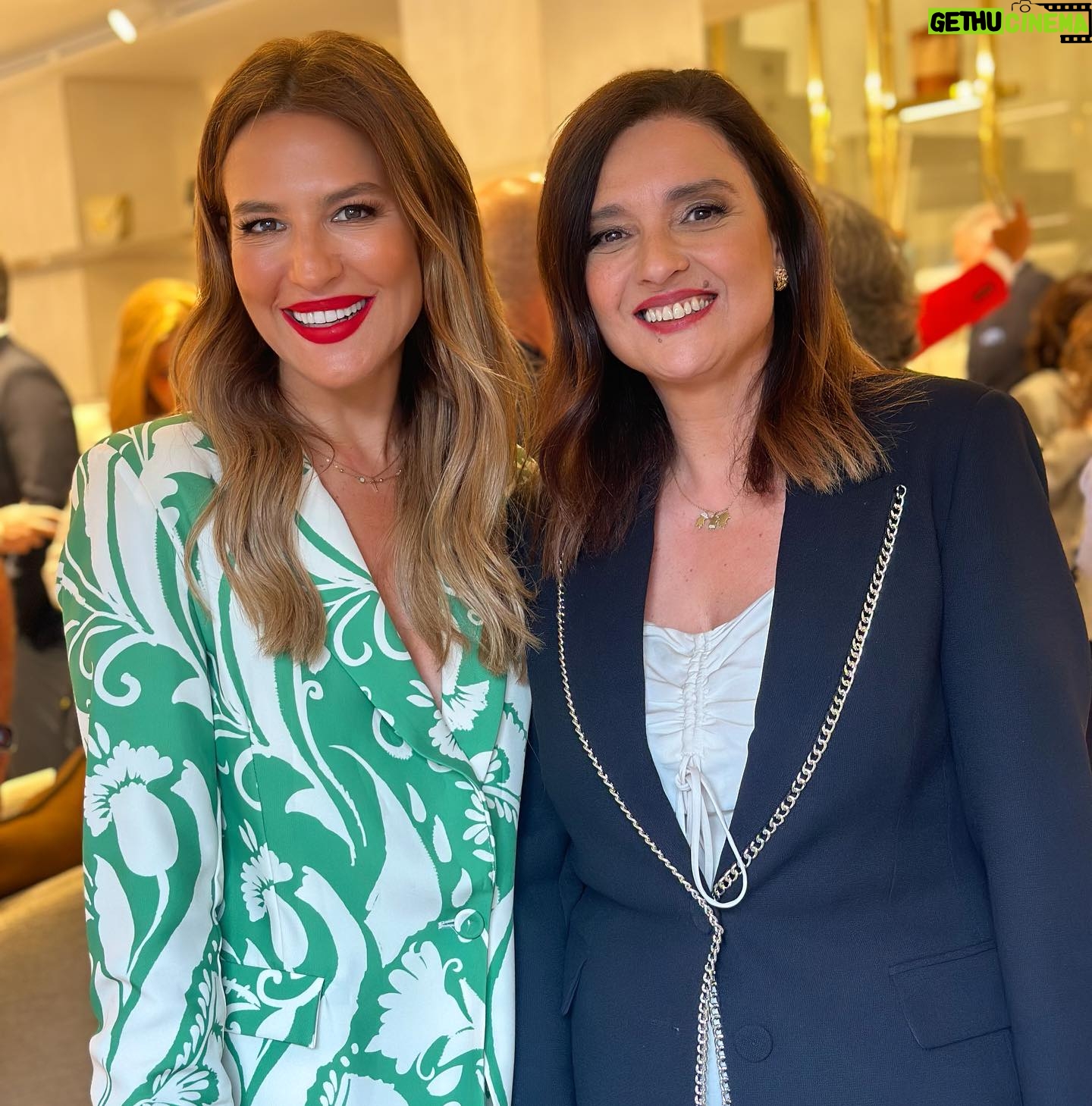 Ana Rita Clara Instagram - 𝘼𝙧𝙩 𝙖𝙣𝙙 𝙁𝙖𝙨𝙝𝙞𝙤𝙣. 𝙈𝙖𝙜𝙞𝙘𝙖𝙡 𝙘𝙤𝙢𝙗𝙞𝙣𝙖𝙩𝙞𝙤𝙣 Tudo é arte. E hoje foi um dia completo, de trabalho, mas também de eventos especiais, com pessoas fantásticas, sorrisos e momentos que ficam. A moda sempre foi uma forma de expressão artística e a arte nunca sai de moda. Criações que me apaixonam das mais diversas maneiras. Parabéns @manuelasaldanha, @lojadasmeias e @carlosapissarra por esta renovada e linda loja em Cascais, que é uma homenagem ao mar e ao estilo arquitectónico que defende. Par além de todas as peças que apetece trazer logo embora 😊 E recomendo também a todos uma passagem pelo @tivoliavenidaliberdade, para poderem admirar e ficarem contagiados com as obras do Nathan Kunigami, com a exposição “A Mata não Pede Passagem”, uma ode à força e resiliência da natureza. E está absolutamente soberba (vejam o vídeo)! Dia intenso mas que valeu tanto a pena. Fico inspirada! Afinal, tudo à nossa volta é arte, não é mesmo? Qual foi o ponto alto do vosso dia hoje? 👉Este meu fato é da @koccaofficial @companhiasolucoes 💚 • • #ARC #longday #specialsvents #fashion #art #lojadasmeias #tivoliavenida #nathankunigami