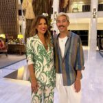 Ana Rita Clara Instagram – 𝘼𝙧𝙩 𝙖𝙣𝙙 𝙁𝙖𝙨𝙝𝙞𝙤𝙣. 𝙈𝙖𝙜𝙞𝙘𝙖𝙡 𝙘𝙤𝙢𝙗𝙞𝙣𝙖𝙩𝙞𝙤𝙣
Tudo é arte. E hoje foi um dia completo, de trabalho, mas também de eventos especiais, com pessoas fantásticas, sorrisos e momentos que ficam.
A moda sempre foi uma forma de expressão artística e a arte nunca sai de moda. Criações que me apaixonam das mais diversas maneiras.
Parabéns @manuelasaldanha, @lojadasmeias e @carlosapissarra por esta renovada e linda loja em Cascais, que é uma homenagem ao mar e ao estilo arquitectónico que defende. Par além de todas as peças que apetece trazer logo embora 😊
E recomendo também a todos uma passagem pelo @tivoliavenidaliberdade, para poderem admirar e ficarem contagiados com as obras do Nathan Kunigami, com a exposição “A Mata não Pede Passagem”, uma ode à força e resiliência da natureza. E está absolutamente soberba (vejam o vídeo)!
Dia intenso mas que valeu tanto a pena. Fico inspirada!
Afinal, tudo à nossa volta é arte, não é mesmo? Qual foi o ponto alto do vosso dia hoje?
👉Este meu fato é da @koccaofficial
@companhiasolucoes 💚
•
•
#ARC #longday #specialsvents #fashion #art #lojadasmeias #tivoliavenida #nathankunigami