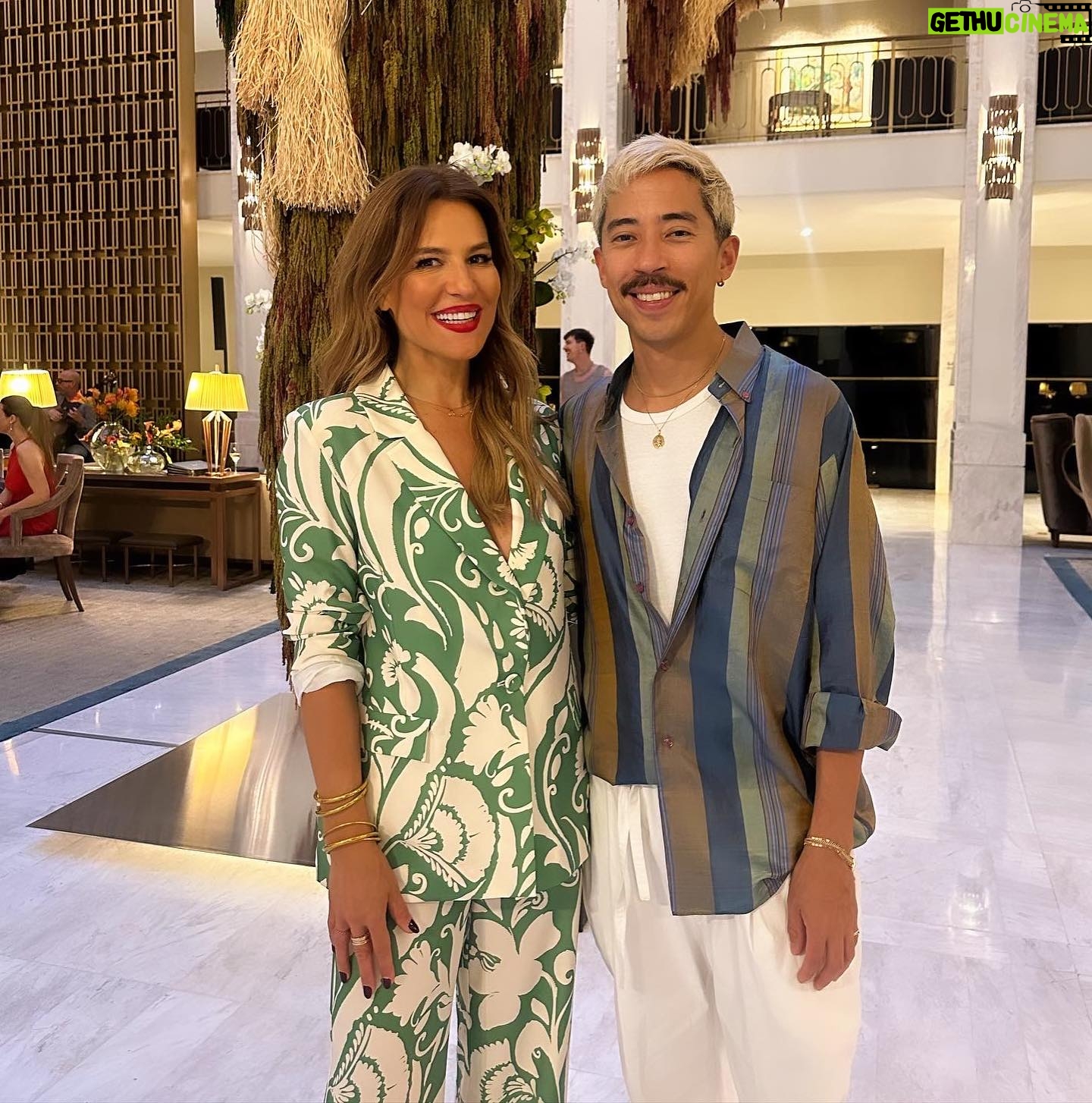 Ana Rita Clara Instagram - 𝘼𝙧𝙩 𝙖𝙣𝙙 𝙁𝙖𝙨𝙝𝙞𝙤𝙣. 𝙈𝙖𝙜𝙞𝙘𝙖𝙡 𝙘𝙤𝙢𝙗𝙞𝙣𝙖𝙩𝙞𝙤𝙣 Tudo é arte. E hoje foi um dia completo, de trabalho, mas também de eventos especiais, com pessoas fantásticas, sorrisos e momentos que ficam. A moda sempre foi uma forma de expressão artística e a arte nunca sai de moda. Criações que me apaixonam das mais diversas maneiras. Parabéns @manuelasaldanha, @lojadasmeias e @carlosapissarra por esta renovada e linda loja em Cascais, que é uma homenagem ao mar e ao estilo arquitectónico que defende. Par além de todas as peças que apetece trazer logo embora 😊 E recomendo também a todos uma passagem pelo @tivoliavenidaliberdade, para poderem admirar e ficarem contagiados com as obras do Nathan Kunigami, com a exposição “A Mata não Pede Passagem”, uma ode à força e resiliência da natureza. E está absolutamente soberba (vejam o vídeo)! Dia intenso mas que valeu tanto a pena. Fico inspirada! Afinal, tudo à nossa volta é arte, não é mesmo? Qual foi o ponto alto do vosso dia hoje? 👉Este meu fato é da @koccaofficial @companhiasolucoes 💚 • • #ARC #longday #specialsvents #fashion #art #lojadasmeias #tivoliavenida #nathankunigami