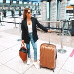 Ana Rita Clara Instagram - 𝙏𝙞𝙢𝙚 𝙩𝙤 𝙘𝙝𝙚𝙘𝙠 𝙞𝙣✈️ A caminho de uns dias tranquilos, com muito sol. Uma paragem onde já não ia há algum tempo… Alguém adivinha? 👉 a música é só para partilhar convosco este tema belíssimo “NÓS NUS” de @leocavalcanti e @caetanoveloso 🫶 (amo mas não é Brasil😊) • • #ARC #travel #easterdays