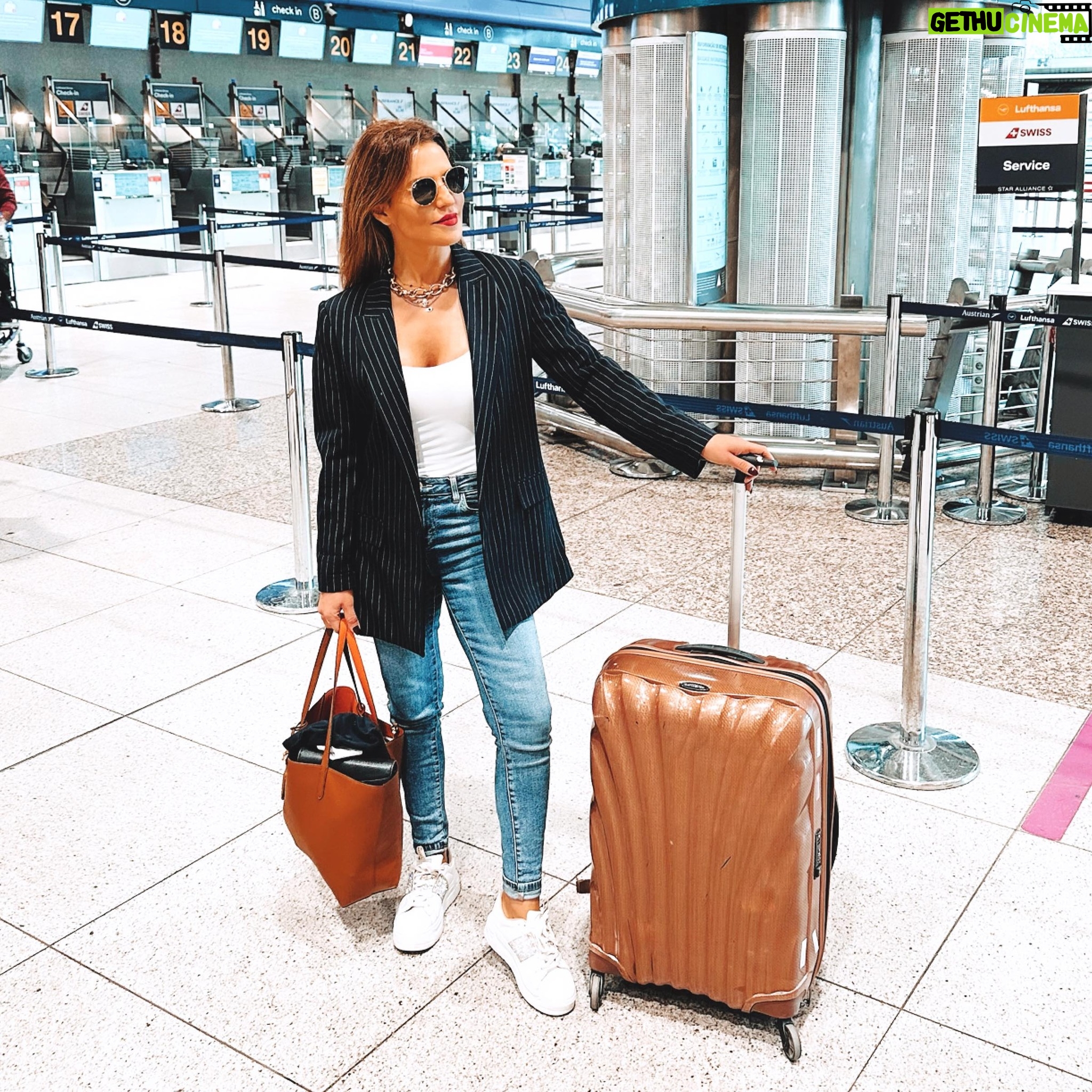 Ana Rita Clara Instagram - 𝙏𝙞𝙢𝙚 𝙩𝙤 𝙘𝙝𝙚𝙘𝙠 𝙞𝙣✈️ A caminho de uns dias tranquilos, com muito sol. Uma paragem onde já não ia há algum tempo… Alguém adivinha? 👉 a música é só para partilhar convosco este tema belíssimo “NÓS NUS” de @leocavalcanti e @caetanoveloso 🫶 (amo mas não é Brasil😊) • • #ARC #travel #easterdays