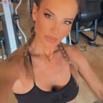 Ana Rita Clara Instagram – Ｌｉｆｅ Ｌｏｖｅｒ ＝ Ｓｐｏｒｔｓ Ｌｏｖｅｒ
Sabem qual é um dos meus segredos para um corpo e uma mente sãos? 😊
Praticar desporto ao longos de tantos anos tem me dado a disciplina, o foco, a força interior e exterior para me manter sempre forte, centrada, ativa e produtiva. 

E cada vez se tona mais indispensável, para a gestão de stress, saúde e equilíbrio. Para o bem estar e concentração, respiração e corpo tonificado.

E não basta dizermos… quando por vezes não apetece é quando temos de ir mais rápido. E no final do treino… a sensação de missão cumprida e respirar fundo sabe mesmo bem.🙌

👉Hoje partilho convosco um pouco desta minha paixão. Contem-me: e vocês praticam desporto numa base diária? Quantas vezes por semana? 💪🏼💪🏼💪🏼

Agradecer toda a motivação e apoio ao meu pt @coach_andreconde, aos treinos de Fitboxing @bf_carnide , às aulas de yoga que adoro com a @verancrodrigues e aos treinos de electroestimulação no @techbody_telheiras 🙌🫶

•
•
#ARC #healthybody #healthymind #sports #dailyroutine #gym #fitboxing #yoga #tecnobody