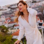 Ana Rita Clara Instagram - 𝙉𝙚𝙬 𝙥𝙧𝙤𝙟𝙚𝙘𝙩 𝙘𝙤𝙢𝙞𝙣𝙜 ✨ Sempre fui e serei uma sonhadora. Pela vida, pela concretização de projectos, metas e objectivos. E sonhar é a única capacidade que nos eleva enquanto seres humanos. Mas sou sobretudo de acreditar e fazer acontecer. De criar e de ver as ideias ganharem vida própria. Na minha área profissional ou em qualquer área da minha vida. E hoje começamos as gravações de algo muito bonito. Amanhã conto-vos mais. E uma certeza tenho… sonha sempre bem alto, mas faz. Hoje. O tempo parece ser sempre curto para tanto que desejo.😊 • • #ARC #Newproject #dreamandmakeithappen
