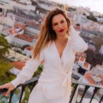 Ana Rita Clara Instagram - 𝙉𝙚𝙬 𝙥𝙧𝙤𝙟𝙚𝙘𝙩 𝙘𝙤𝙢𝙞𝙣𝙜 ✨ Sempre fui e serei uma sonhadora. Pela vida, pela concretização de projectos, metas e objectivos. E sonhar é a única capacidade que nos eleva enquanto seres humanos. Mas sou sobretudo de acreditar e fazer acontecer. De criar e de ver as ideias ganharem vida própria. Na minha área profissional ou em qualquer área da minha vida. E hoje começamos as gravações de algo muito bonito. Amanhã conto-vos mais. E uma certeza tenho… sonha sempre bem alto, mas faz. Hoje. O tempo parece ser sempre curto para tanto que desejo.😊 • • #ARC #Newproject #dreamandmakeithappen