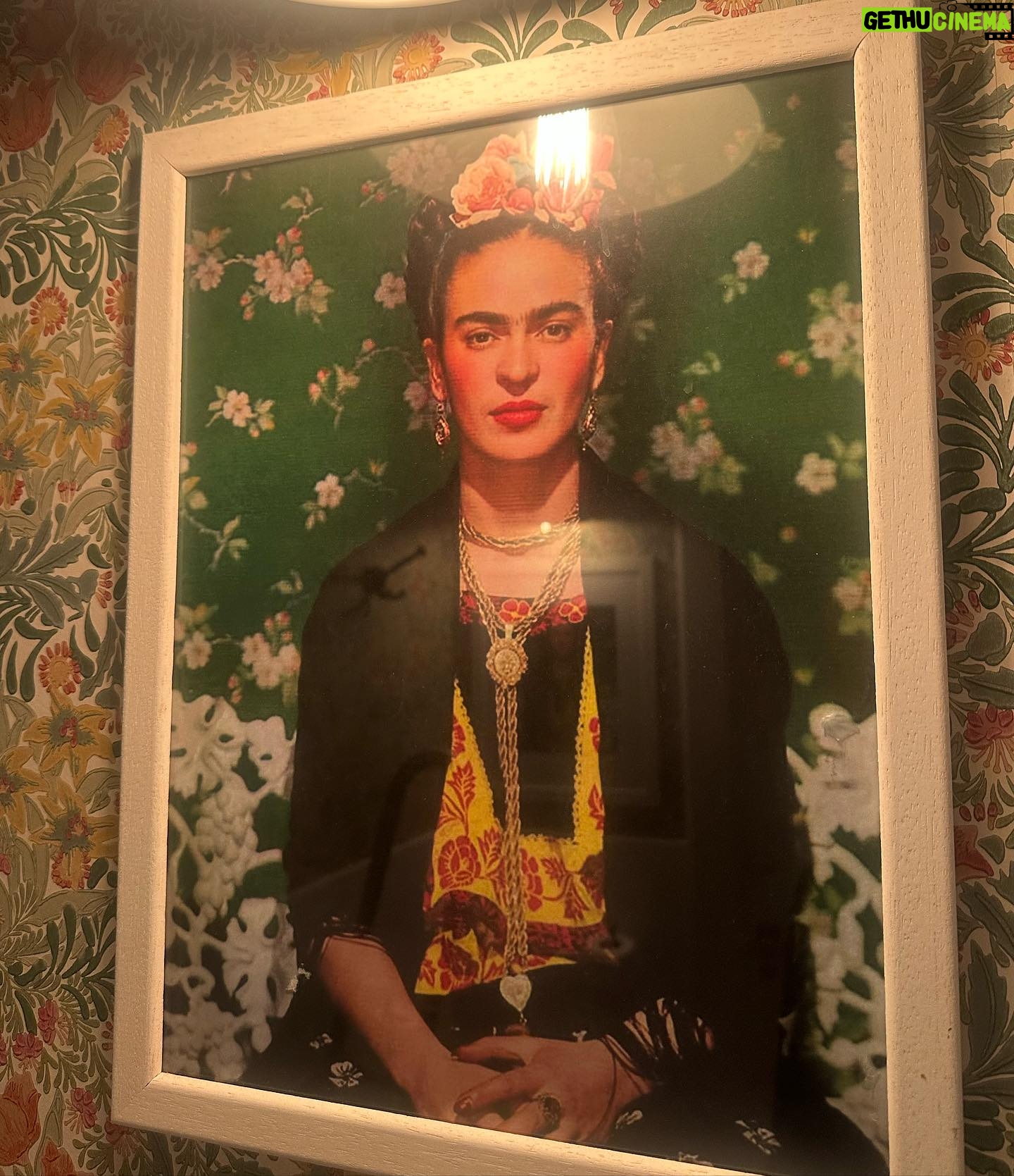 Ana Rita Clara Instagram - π¨π€π£π§Γπ π π‘π π«πππ, π‘π π«πππ π©π π¨π€π£π§Γπ Hola Madrid πͺπΈ Sempre tΓ£o bom regressar. Daquelas cidades em que vivia facilmente e que jΓ‘ sinto que conheΓ§o. A aproveitar o feriado, este dia tΓ£o importante e tambΓ©m celebrado por aqui. Que sejamos gratos pelo que temos e que vivamos na distinΓ§Γ£o entre trabalhar para viver e viver para trabalhar. Um bom feriado para todos π - Passear pela Gran Via - Plaza de Cibelles - Museu do Prado - Restaurante @amazonico.madrid - Uma das βbodegasβ mais antigas da cidade no bairro cool da Chueca β’ β’ O look vestido lindo @guess @companhiasolucoes #ARC #Madrid #travel