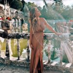 Ana Rita Clara Instagram - “𝘿𝙞𝙣𝙖𝙨𝙩𝙞𝙖” 𝙖𝙩 𝙩𝙝𝙚 𝙋𝙖𝙡𝙖𝙘𝙚 Como sou fascinada por estes Palácios. E quando a arte e a História se unem fica tudo ainda mais apaixonante. Momentos únicos hoje no Palácio Marqueses de Fronteira, que recebeu “Dinastia” e as criações artísticas do @miguel.a.rodrigues. Muitos parabéns pelas obras belíssimas e igualmente parabéns @carlospissarrapro por toda a organização. Estes edifícios, a pedra, os jardins, estes caminhos e arquitectura, transporta-nos no tempo e não apetece sair. Regresso a casa a pensar como esta nossa casa (o nosso País) tem tanto de belo e de História marcante. • • #ARC #Artanshistory #dinastia #miguelrodrigues #palaciomarquesesdefronteira