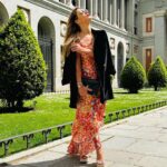Ana Rita Clara Instagram - 𝙨𝙤𝙣𝙧í𝙚 𝙖 𝙡𝙖 𝙫𝙞𝙙𝙖, 𝙡𝙖 𝙫𝙞𝙙𝙖 𝙩𝙚 𝙨𝙤𝙣𝙧í𝙚 Hola Madrid 🇪🇸 Sempre tão bom regressar. Daquelas cidades em que vivia facilmente e que já sinto que conheço. A aproveitar o feriado, este dia tão importante e também celebrado por aqui. Que sejamos gratos pelo que temos e que vivamos na distinção entre trabalhar para viver e viver para trabalhar. Um bom feriado para todos 😘 - Passear pela Gran Via - Plaza de Cibelles - Museu do Prado - Restaurante @amazonico.madrid - Uma das “bodegas” mais antigas da cidade no bairro cool da Chueca • • O look vestido lindo @guess @companhiasolucoes #ARC #Madrid #travel