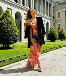 Ana Rita Clara Instagram - 𝙨𝙤𝙣𝙧í𝙚 𝙖 𝙡𝙖 𝙫𝙞𝙙𝙖, 𝙡𝙖 𝙫𝙞𝙙𝙖 𝙩𝙚 𝙨𝙤𝙣𝙧í𝙚 Hola Madrid 🇪🇸 Sempre tão bom regressar. Daquelas cidades em que vivia facilmente e que já sinto que conheço. A aproveitar o feriado, este dia tão importante e também celebrado por aqui. Que sejamos gratos pelo que temos e que vivamos na distinção entre trabalhar para viver e viver para trabalhar. Um bom feriado para todos 😘 - Passear pela Gran Via - Plaza de Cibelles - Museu do Prado - Restaurante @amazonico.madrid - Uma das “bodegas” mais antigas da cidade no bairro cool da Chueca • • O look vestido lindo @guess @companhiasolucoes #ARC #Madrid #travel